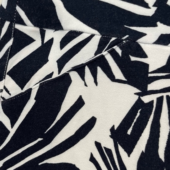 Chico's Travelers Black & White Geometric Print Crepe Pants (Size 3R) XL/16 - Picture 2 of 4